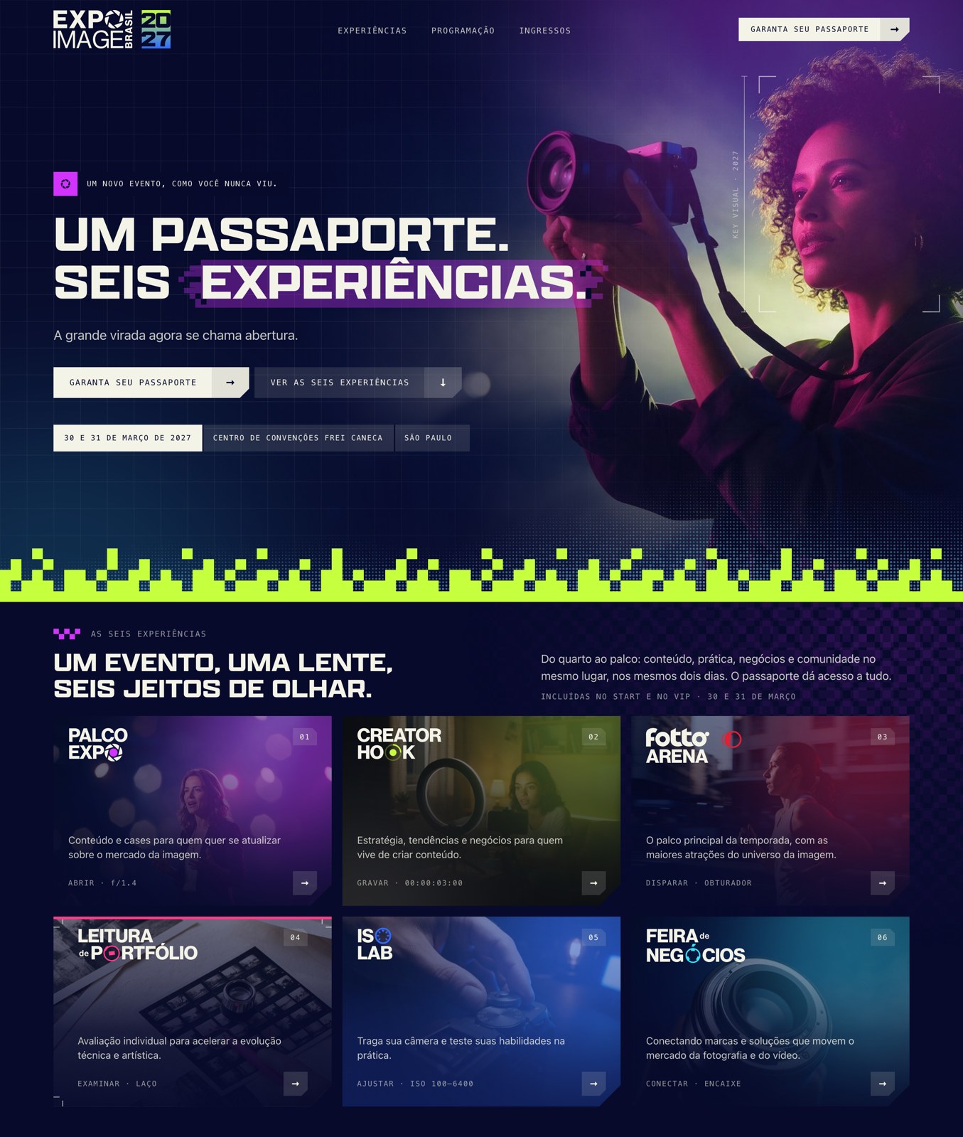 Primeira dobra do site: palestrante no palco com colchetes e cota, título Um passaporte. Seis experiências. e os seis cards abaixo